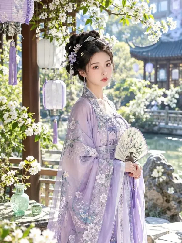 《枝头春意闹》封面海报